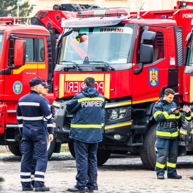 Romanya 'nın Bükreş kentindeki İçişleri Bakanlığı' nın (İçişleri Bakanlığı) önüne park etmiş acil durum itfaiyecileri (Pompierii). Coronavirus dünya çapında salgın krizi. COVID-19 virüsünün yayılması