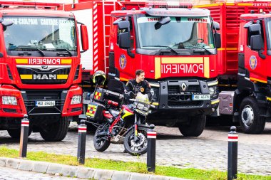 Romanya 'nın Bükreş kentindeki İçişleri Bakanlığı (İçişleri Bakanlığı) önünde park etmiş motorsikletli acil durum itfaiyecileri (Pompierii). Motosiklette SMURD acil servisi