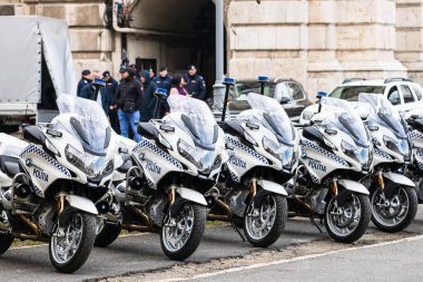 Romanya Polisi (Politia Rutiera) motorsikletleri, Romanya 'nın Bükreş kentindeki İçişleri Bakanlığı (İçişleri Bakanlığı) önünde 2020 yılında park etti. Coronavirus dünya çapında salgın krizi. COVID-19 virüsünün yayılması