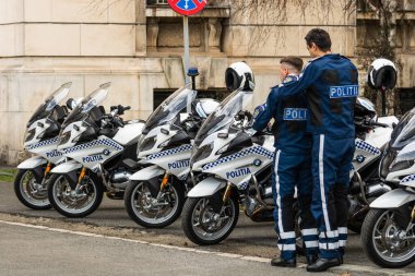 Romanya 'nın başkenti Bükreş' te COVID-19 'un yaygınlaştığı 2020' de sokağa çıkma yasağı ihlallerini önlemek için, motosikletli polis memuru ve Romen Polisi (Politia Rutiera) devriye geziyor.