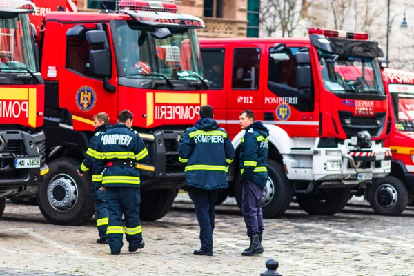 Romanya 'nın Bükreş kentindeki İçişleri Bakanlığı' nın (İçişleri Bakanlığı) önüne park etmiş acil durum itfaiyecileri (Pompierii). Coronavirus dünya çapında salgın krizi. COVID-19 virüsünün yayılması