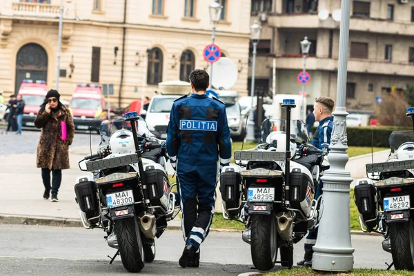 Агент Полиции Мотоцикле Румынская Полиция Politia Rutiera Автомобиль Патрулирования Улиц — стоковое фото