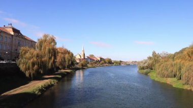 Timis Nehri 'nin görüntüsü. Romanya 'nın Lugoj kentindeki eski demir köprünün manzarası