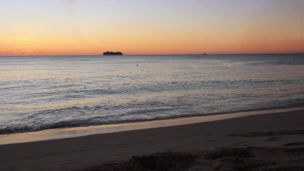 カリブ海のバルバドス島のビーチで日没 クルーズ船は日没に捕獲され 2020年にブリッジタウンのバルバドス港から出航しました — ストック動画