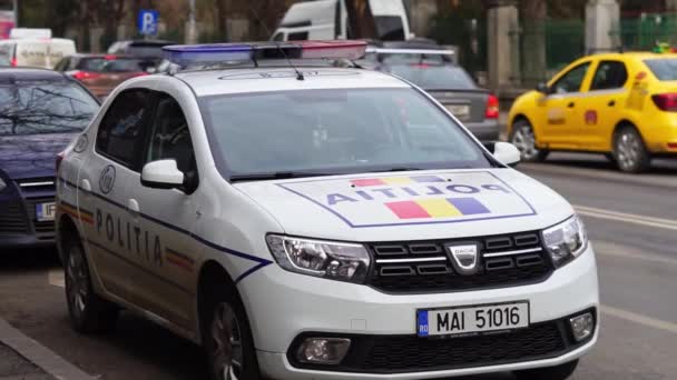 Rumunská Policie Politia Rutiera Auto Blikajícími Světly Hlídkující Ulicích Aby — Stock video