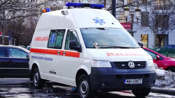 Rumänsk Ambulans Bil 911 Eller 112 Akutsjukvård Uppdrag Centrala Bukarest — Stockvideo