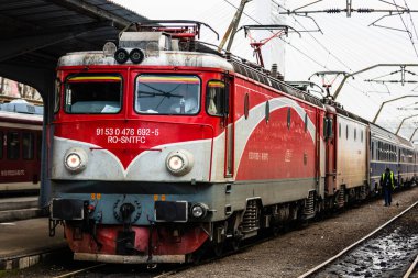 Coronavirus COVID-19 virüsünün neden olduğu değişiklikler ve komplikasyonlar, kalabalık olmayan dünya, boş tren platformu. Bükreş, Romanya, 2020 'deki Kuzey Tren İstasyonu' nda ne bir yolcu ne de bir yolcu var.