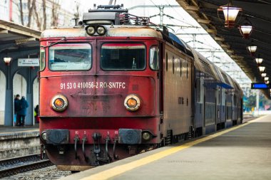 Coronavirus COVID-19 virüsünün neden olduğu değişiklikler ve komplikasyonlar, kalabalık olmayan dünya, boş tren platformu. Bükreş, Romanya, 2020 'deki Kuzey Tren İstasyonu' nda ne bir yolcu ne de bir yolcu var.