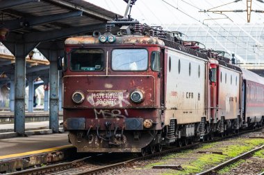 Coronavirus COVID-19 virüsünün neden olduğu değişiklikler ve komplikasyonlar, kalabalık olmayan dünya, boş tren platformu. Bükreş, Romanya, 2020 'deki Kuzey Tren İstasyonu' nda ne bir yolcu ne de bir yolcu var.
