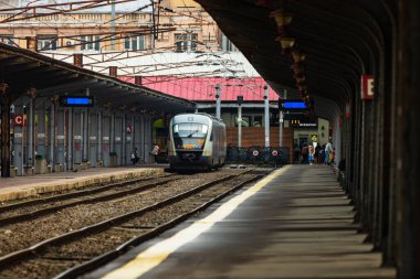 Coronavirus COVID-19 virüsünün neden olduğu değişiklikler ve komplikasyonlar, kalabalık olmayan dünya, boş tren platformu. Bükreş, Romanya, 2020 'deki Kuzey Tren İstasyonu' nda ne bir yolcu ne de bir yolcu var.