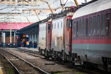 Coronavirus COVID-19 virüsünün neden olduğu değişiklikler ve komplikasyonlar, kalabalık olmayan dünya, boş tren platformu. Bükreş, Romanya, 2020 'deki Kuzey Tren İstasyonu' nda ne bir yolcu ne de bir yolcu var.