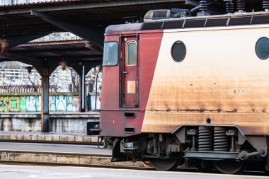 Coronavirus COVID-19 virüsünün neden olduğu değişiklikler ve komplikasyonlar, kalabalık olmayan dünya, boş tren platformu. Bükreş, Romanya, 2020 'deki Kuzey Tren İstasyonu' nda ne bir yolcu ne de bir yolcu var.