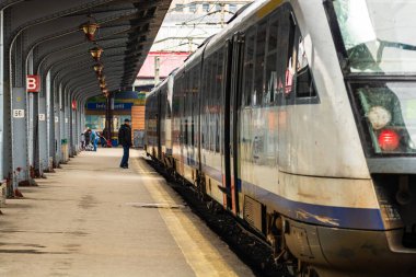 Coronavirus COVID-19 virüsünün neden olduğu değişiklikler ve komplikasyonlar, kalabalık olmayan dünya, boş tren platformu. Bükreş, Romanya, 2020 'deki Kuzey Tren İstasyonu' nda ne bir yolcu ne de bir yolcu var.