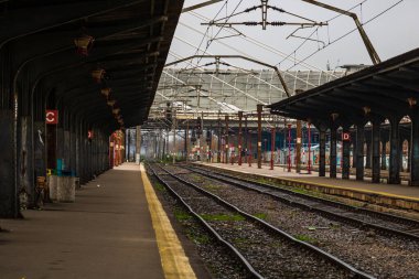 Coronavirus COVID-19 virüsünün neden olduğu değişiklikler ve komplikasyonlar, kalabalık olmayan dünya, boş tren platformu. Bükreş, Romanya, 2020 'deki Kuzey Tren İstasyonu' nda ne bir yolcu ne de bir yolcu var.