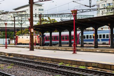 Coronavirus COVID-19 virüsünün neden olduğu değişiklikler ve komplikasyonlar, kalabalık olmayan dünya, boş tren platformu. Bükreş, Romanya, 2020 'deki Kuzey Tren İstasyonu' nda ne bir yolcu ne de bir yolcu var.