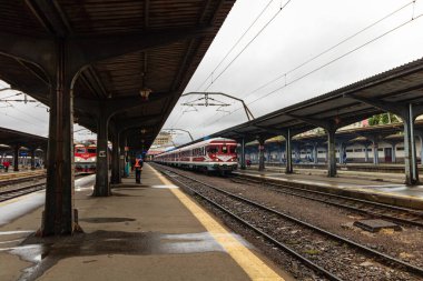 Coronavirus COVID-19 virüsünün neden olduğu değişiklikler ve komplikasyonlar, kalabalık olmayan dünya, boş tren platformu. Bükreş, Romanya, 2020 'deki Kuzey Tren İstasyonu' nda ne bir yolcu ne de bir yolcu var.