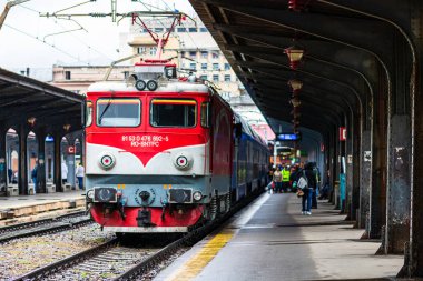 Coronavirus COVID-19 virüsünün neden olduğu değişiklikler ve komplikasyonlar, kalabalık olmayan dünya, boş tren platformu. Bükreş, Romanya, 2020 'deki Kuzey Tren İstasyonu' nda ne bir yolcu ne de bir yolcu var.