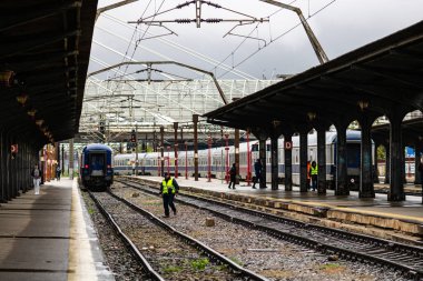 Coronavirus COVID-19 virüsünün neden olduğu değişiklikler ve komplikasyonlar, kalabalık olmayan dünya, boş tren platformu. Bükreş, Romanya, 2020 'deki Kuzey Tren İstasyonu' nda ne bir yolcu ne de bir yolcu var.