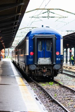 Coronavirus COVID-19 virüsünün neden olduğu değişiklikler ve komplikasyonlar, kalabalık olmayan dünya, boş tren platformu. Bükreş, Romanya, 2020 'deki Kuzey Tren İstasyonu' nda ne bir yolcu ne de bir yolcu var.