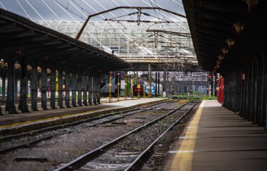 Coronavirus COVID-19 virüsünün neden olduğu değişiklikler ve komplikasyonlar, kalabalık olmayan dünya, boş tren platformu. Bükreş, Romanya, 2020 'deki Kuzey Tren İstasyonu' nda ne bir yolcu ne de bir yolcu var.