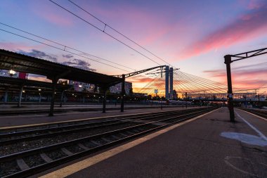 Coronavirus COVID-19 virüsünün neden olduğu değişiklikler ve komplikasyonlar, kalabalık olmayan dünya, boş tren platformu. Bükreş, Romanya, 2020 'deki Kuzey Tren İstasyonu' nda ne bir yolcu ne de bir yolcu var.