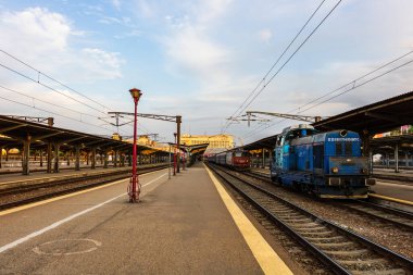 Coronavirus COVID-19 virüsünün neden olduğu değişiklikler ve komplikasyonlar, kalabalık olmayan dünya, boş tren platformu. Bükreş, Romanya, 2020 'deki Kuzey Tren İstasyonu' nda ne bir yolcu ne de bir yolcu var.