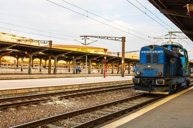 Coronavirus COVID-19 virüsünün neden olduğu değişiklikler ve komplikasyonlar, kalabalık olmayan dünya, boş tren platformu. Bükreş, Romanya, 2020 'deki Kuzey Tren İstasyonu' nda ne bir yolcu ne de bir yolcu var.