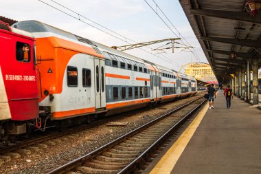 Coronavirus COVID-19 virüsünün neden olduğu değişiklikler ve komplikasyonlar, kalabalık olmayan dünya, boş tren platformu. Bükreş, Romanya, 2020 'deki Kuzey Tren İstasyonu' nda ne bir yolcu ne de bir yolcu var.