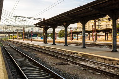 Coronavirus COVID-19 virüsünün neden olduğu değişiklikler ve komplikasyonlar, kalabalık olmayan dünya, boş tren platformu. Bükreş, Romanya, 2020 'deki Kuzey Tren İstasyonu' nda ne bir yolcu ne de bir yolcu var.