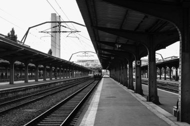 Coronavirus COVID-19 virüsünün neden olduğu değişiklikler ve komplikasyonlar, kalabalık olmayan dünya, boş tren platformu. Bükreş, Romanya, 2020 'deki Kuzey Tren İstasyonu' nda ne bir yolcu ne de bir yolcu var.