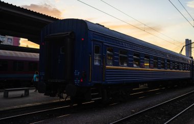 Coronavirus COVID-19 virüsünün neden olduğu değişiklikler ve komplikasyonlar, kalabalık olmayan dünya, boş tren platformu. Bükreş, Romanya, 2020 'deki Kuzey Tren İstasyonu' nda ne bir yolcu ne de bir yolcu var.