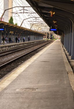 Coronavirus COVID-19 virüsünün neden olduğu değişiklikler ve komplikasyonlar, kalabalık olmayan dünya, boş tren platformu. Bükreş, Romanya, 2020 'deki Kuzey Tren İstasyonu' nda ne bir yolcu ne de bir yolcu var.