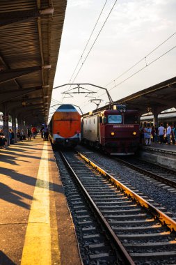 Coronavirus COVID-19 virüsünün neden olduğu değişiklikler ve komplikasyonlar, kalabalık olmayan dünya, boş tren platformu. Bükreş, Romanya, 2020 'deki Kuzey Tren İstasyonu' nda ne bir yolcu ne de bir yolcu var.