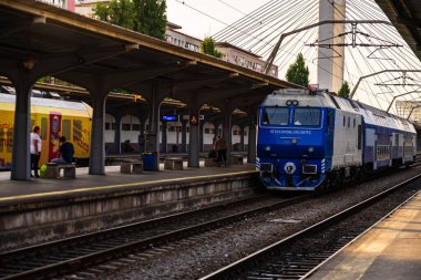 Coronavirus COVID-19 virüsünün neden olduğu değişiklikler ve komplikasyonlar, kalabalık olmayan dünya, boş tren platformu. Bükreş, Romanya, 2020 'deki Kuzey Tren İstasyonu' nda ne bir yolcu ne de bir yolcu var.