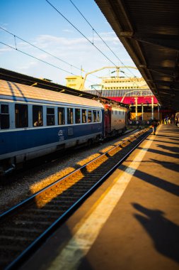 Coronavirus COVID-19 virüsünün neden olduğu değişiklikler ve komplikasyonlar, kalabalık olmayan dünya, boş tren platformu. Bükreş, Romanya, 2020 'deki Kuzey Tren İstasyonu' nda ne bir yolcu ne de bir yolcu var.