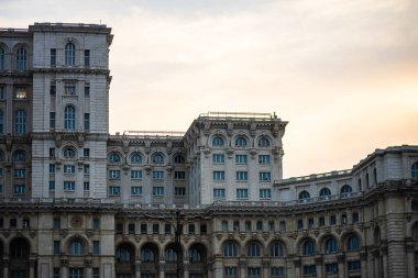 Romanya 'nın başkenti Bükreş' teki ünlü Parlamento Sarayı 'nın (Palatul Parlamentului) ayrıntılı fotoğrafı