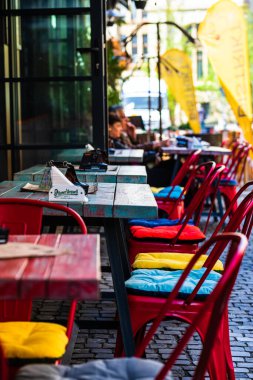 Coronavirus COVID-19 virüsünün yol açtığı değişiklikler ve komplikasyonlar, kalabalık olmayan dünya, boş masalar, eski kasabadaki kapalı restoranlar, Bükreş, Romanya 'da hiç yolcu yok, 2020