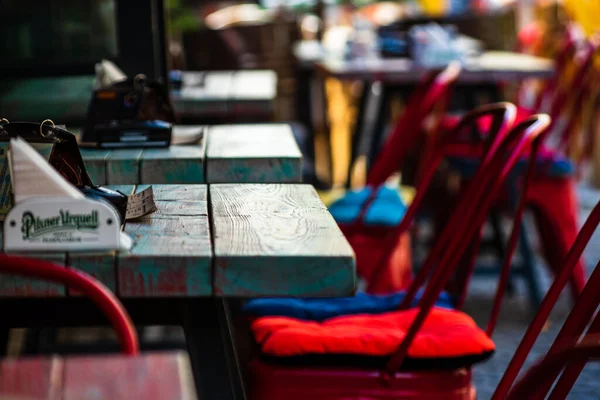 Coronavirus COVID-19 virüsünün yol açtığı değişiklikler ve komplikasyonlar, kalabalık olmayan dünya, boş masalar, eski kasabadaki kapalı restoranlar, Bükreş, Romanya 'da hiç yolcu yok, 2020