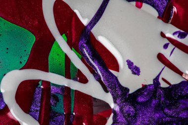 Su yüzeyinde yağ damlaları ve dalgaları olan soyut renkli arkaplan. Soyut arkaplan kavramı