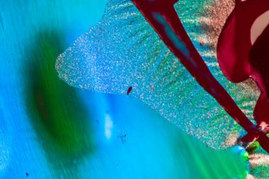 Su yüzeyinde yağ damlaları ve dalgaları olan soyut renkli arkaplan. Soyut arkaplan kavramı