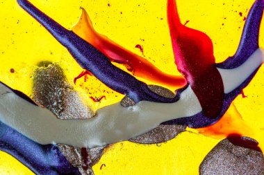 Su yüzeyinde yağ damlaları ve dalgaları olan soyut renkli arkaplan. Soyut arkaplan kavramı