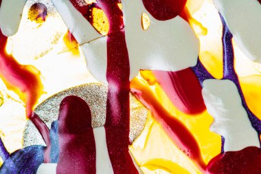 Su yüzeyinde yağ damlaları ve dalgaları olan soyut renkli arkaplan. Soyut arkaplan kavramı