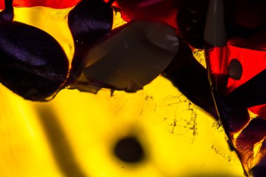 Su yüzeyinde yağ damlaları ve dalgaları olan soyut renkli arkaplan. Soyut arkaplan kavramı