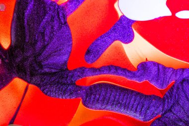 Su yüzeyinde yağ damlaları ve dalgaları olan soyut renkli arkaplan. Soyut arkaplan kavramı