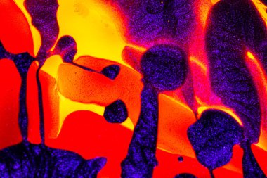 Su yüzeyinde yağ damlaları ve dalgaları olan soyut renkli arkaplan. Soyut arkaplan kavramı