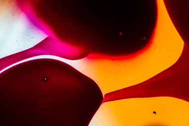 Su yüzeyinde yağ damlaları ve dalgaları olan soyut renkli arkaplan. Soyut arkaplan kavramı