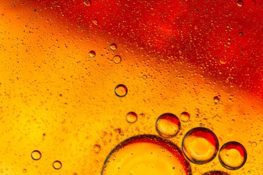 Su yüzeyinde yağ damlaları ve dalgaları olan soyut renkli arkaplan. Soyut arkaplan kavramı