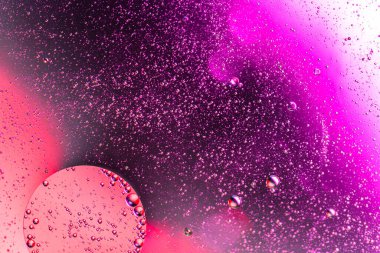 Su yüzeyinde yağ damlaları ve dalgaları olan soyut renkli arkaplan. Soyut arkaplan kavramı