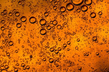 Su yüzeyinde yağ damlaları ve dalgaları olan soyut renkli arkaplan. Soyut arkaplan kavramı