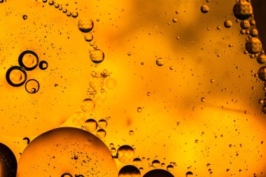 Su yüzeyinde yağ damlaları ve dalgaları olan soyut renkli arkaplan. Soyut arkaplan kavramı